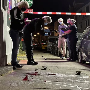 Ermittler der Spurensicherung an einem Tatort in Harburg.