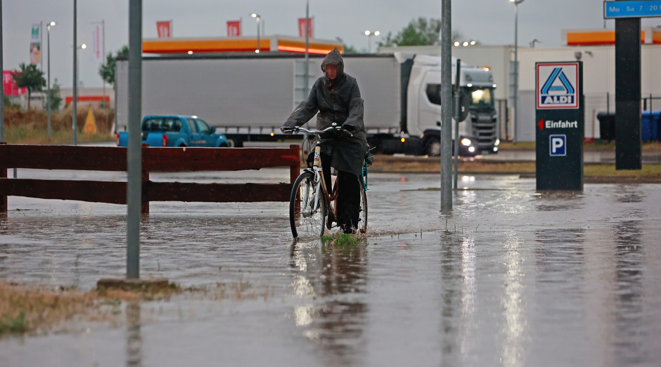 Regen Überschwemmung Straße Fahrrad