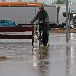 Regen Überschwemmung Straße Fahrrad
