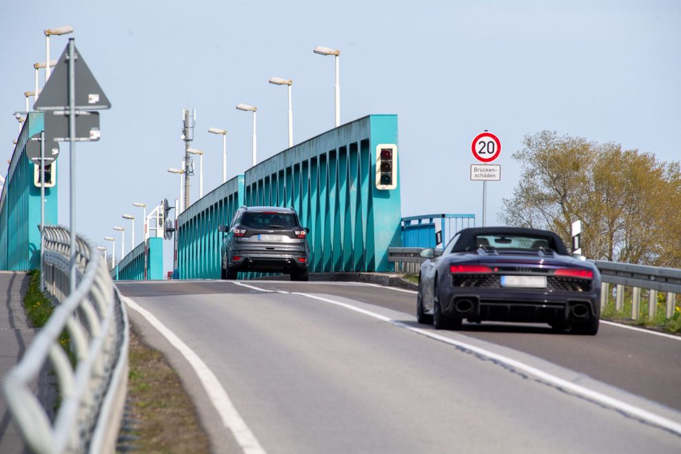 Autos fahren über die Zecheriner Brücke.