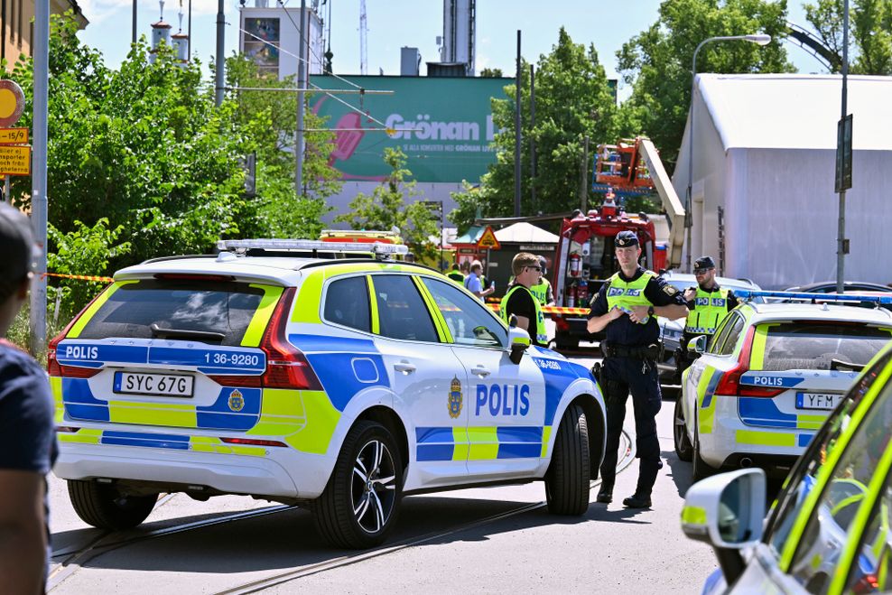 Die Polizei sperrt den Vergnügungspark „Gröna Lund“ ab.