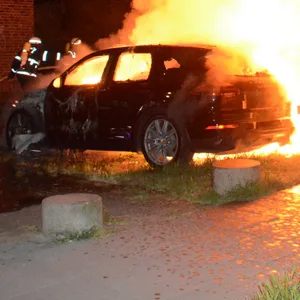 Die Feuerwehr löscht die brennenden Fahrzeuge.