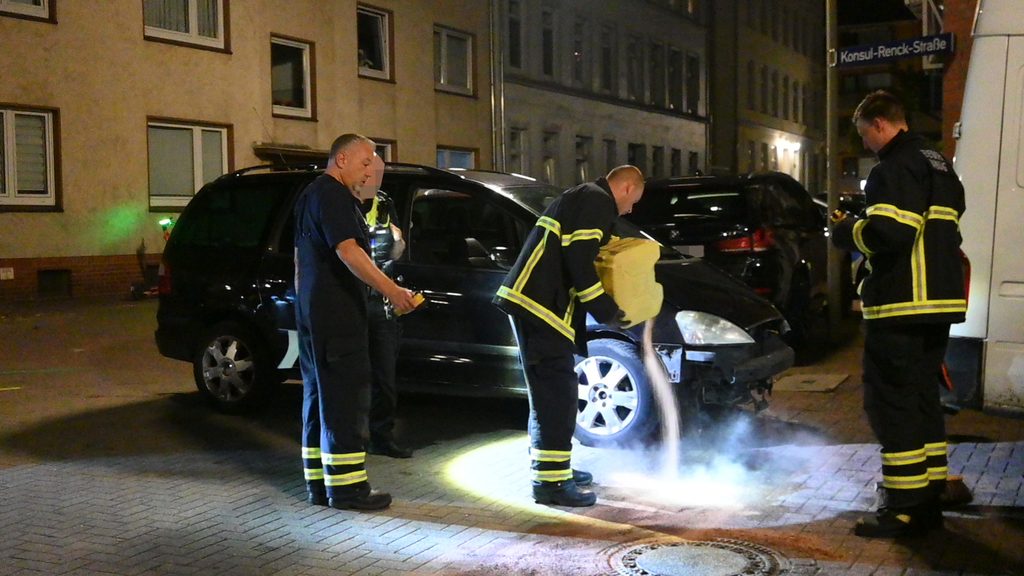 Auf seiner Chaos-Fahrt durch Hamburg-Harburg rammte der Fahrer dieses Vans mehrere parkende Autos und eine Häuserwand.