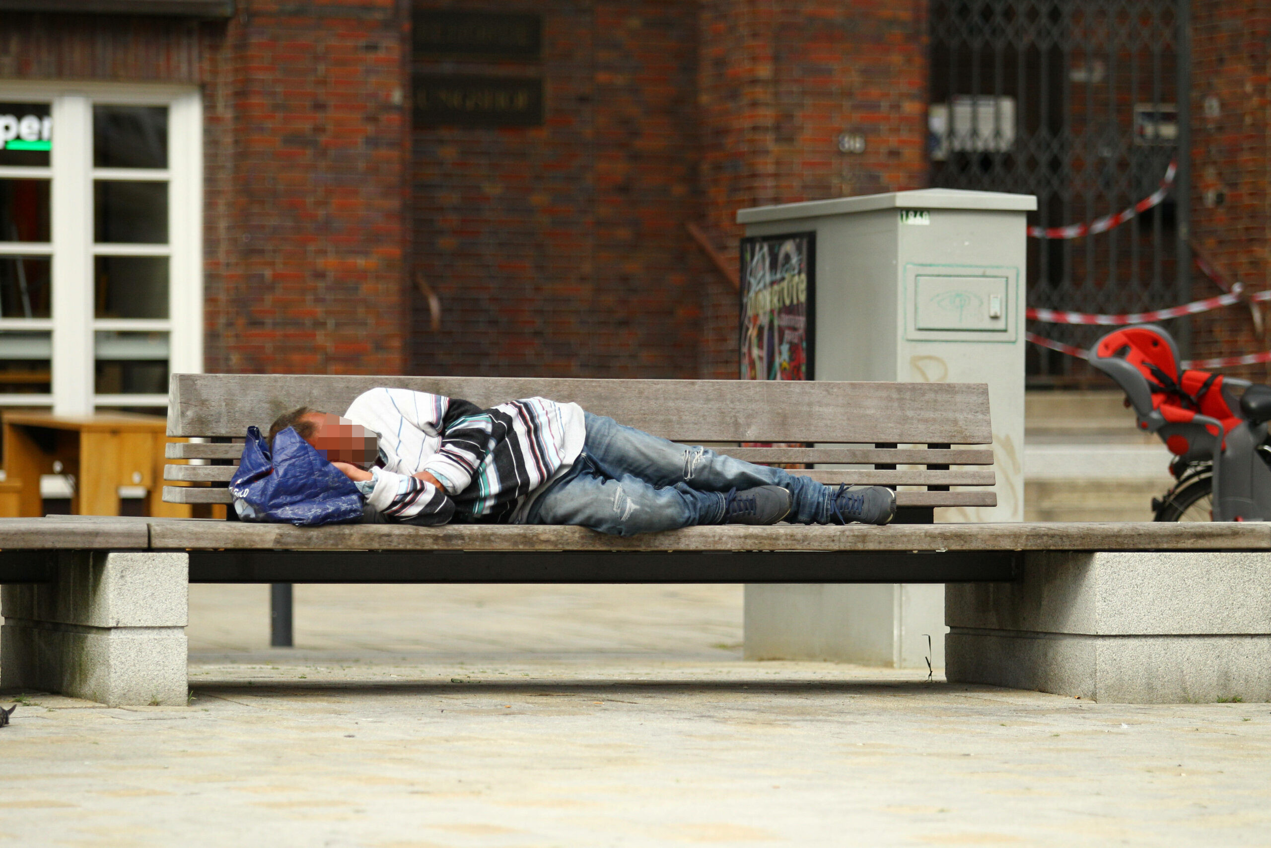 Verbrennungen, Dehydration: Viele Obdachlose leiden unter der Hitze. Oft schlafen sie im Schatten ein und wachen in der prallen Sonne wieder auf.