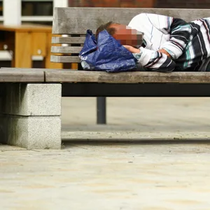 Verbrennungen, Dehydration: Viele Obdachlose leiden unter der Hitze. Oft schlafen sie im Schatten ein und wachen in der prallen Sonne wieder auf.