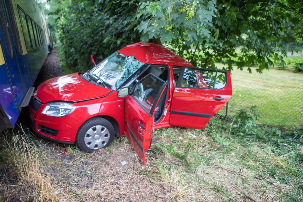 An diesem Bahnübergang bei Stade kollidierte der Regionalzug mit dem Skoda Fabia.