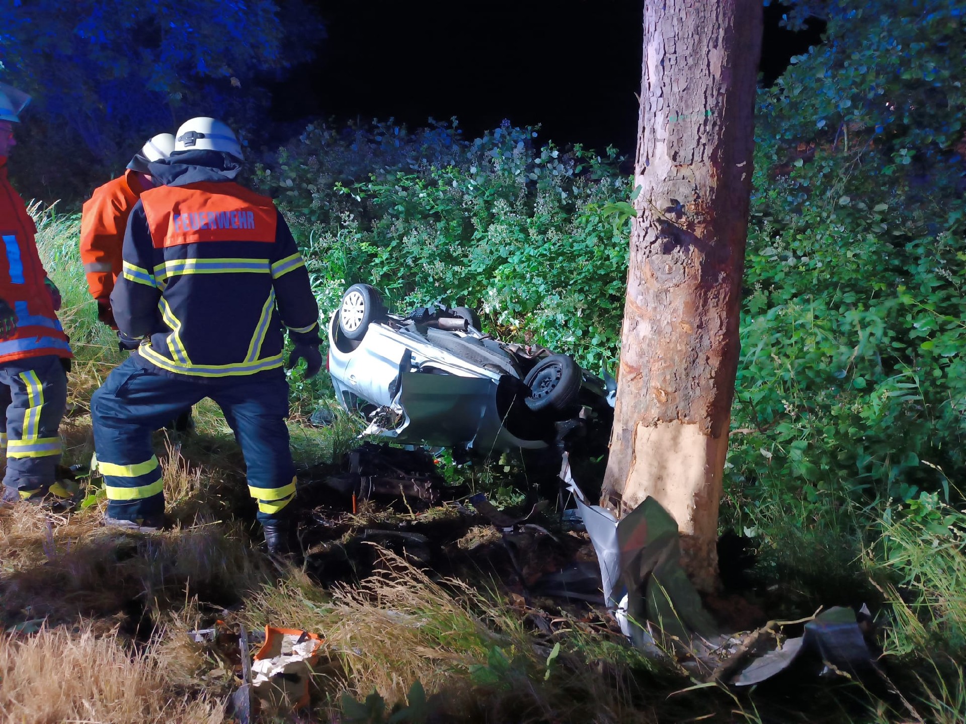 Auto kracht gegen Baum – Feuerwehr rettet schwer verletzten Fahrer