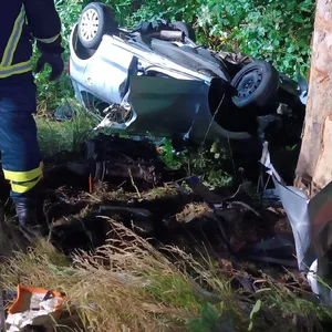 Auto kracht gegen Baum – Feuerwehr rettet schwer verletzten Fahrer