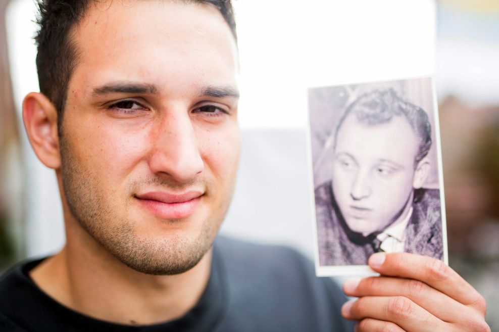 Levin Öztunali mit einem Foto seines Opas Uwe Seeler