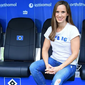 Christina Rann auf der HSV-Bank im Volksparkstadion