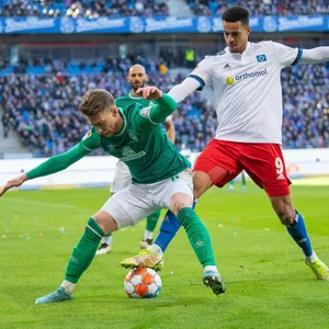 Robert Glatzel im Zweikampf mit Mitchell Weiser