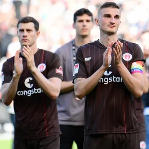 Philipp Ziereis und James Lawrence bei ihrem Abschied von St. Pauli