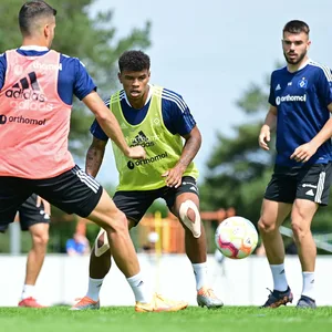 Laszlo Benes, Ransford Königsdörffer und Mario Vuskovic im HSV-Trainingslager
