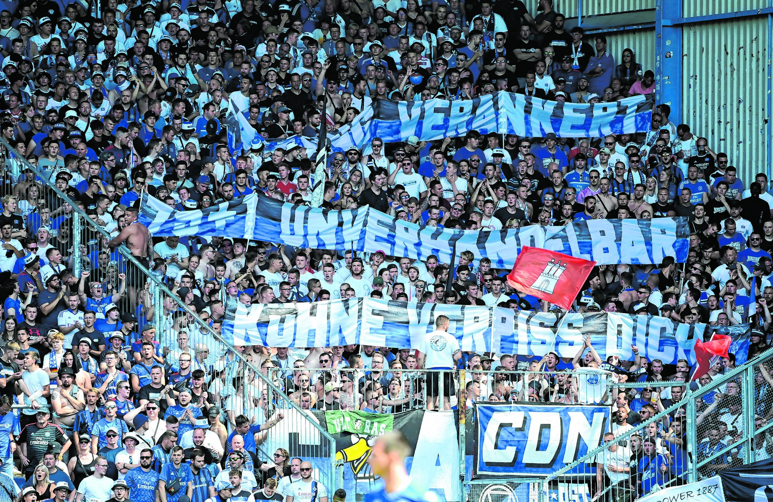 Banner der HSV-Fans gegen Kühne beim Auswärtsspiel in Bielefeld