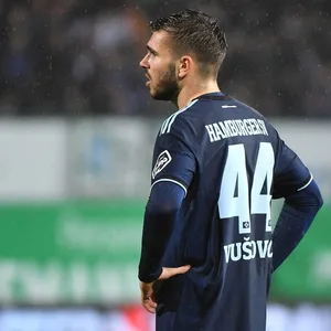 Mario Vuskovic stemmt die Hände in die Hüften