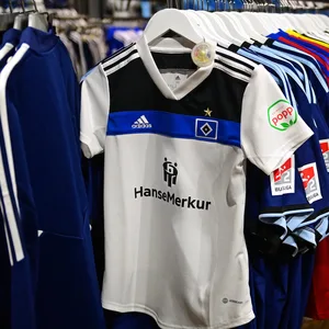 HSV-Trikots am Kleiderständer