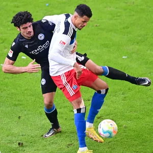 HSV-Profi Glatzel im Zweikampf mit Ramos