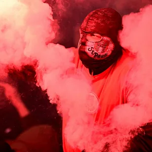 St. Pauli-Fan zündet Pyrotechnik