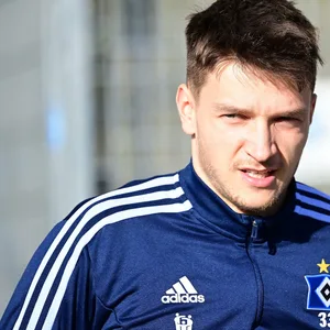 Noah Katterbach im Trainingsanzug des HSV