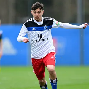 HSV-Talent Bilal Yalcinkaya am Ball im Testspiel gegen Braunschweig