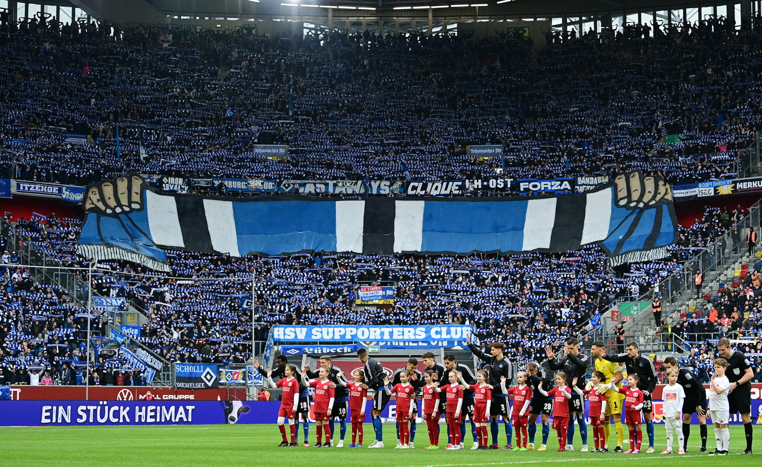 HSV-Fans halten in Düsseldorf einen großen Balkenschal hoch