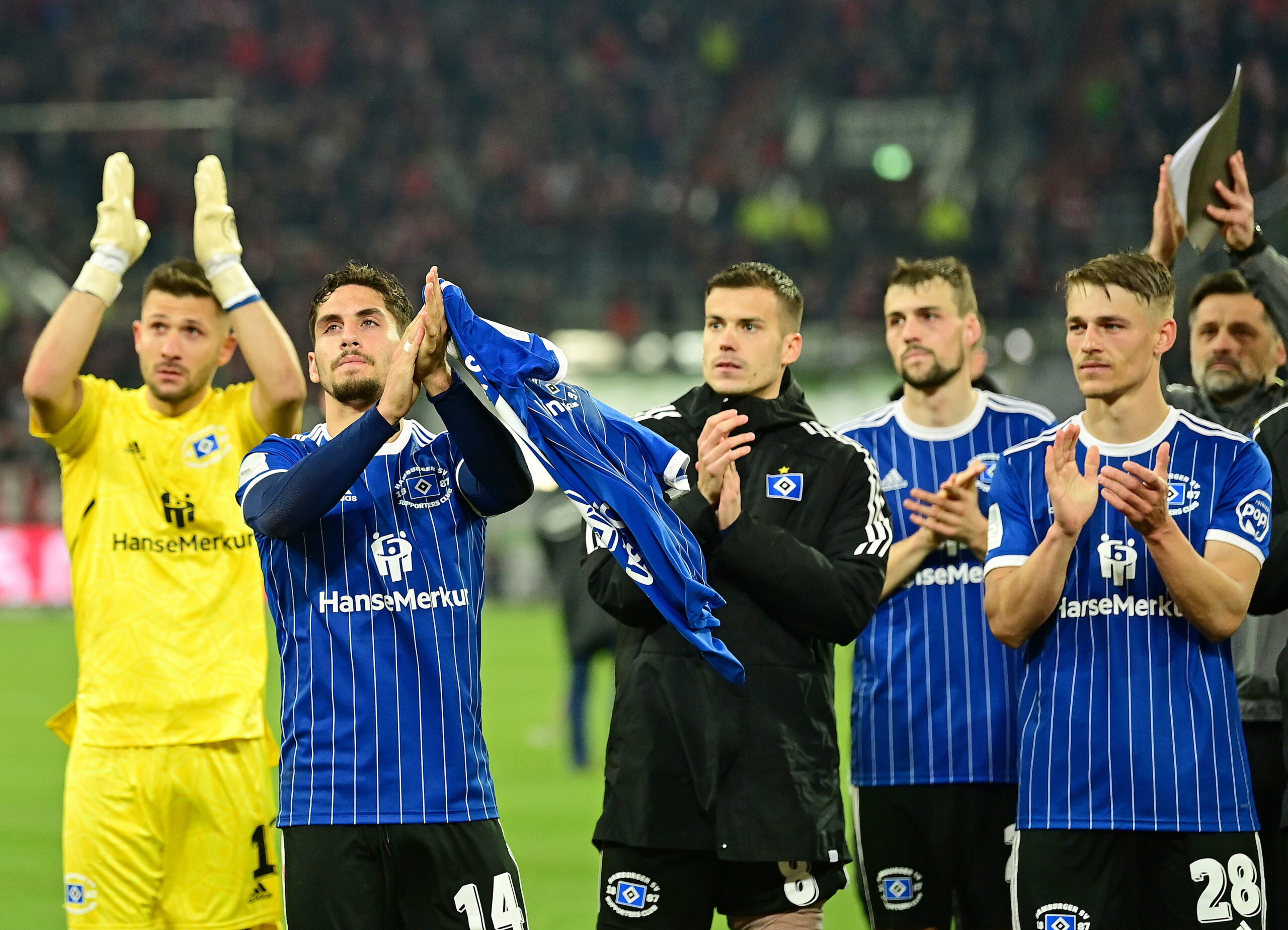 Daniel Heuer Fernandes, Ludovit Reis, László Bénes, Jonas Meffert und Miro Muheim bedanken sich bei den HSV-Fans