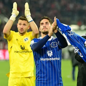 Daniel Heuer Fernandes, Ludovit Reis, László Bénes, Jonas Meffert und Miro Muheim bedanken sich bei den HSV-Fans