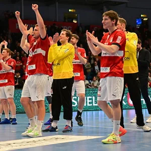 HSVH-Spieler klatschen zu den Fans