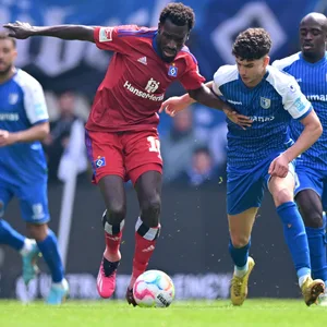 Auch gegen im Duell mit dem HSV (hier Bakery Jatta) zeigte Magdeburgs Daniel Elfadli bereits sein Können.