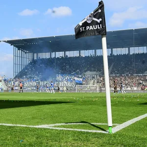 Das Millerntorstadion bei Sonnenschein