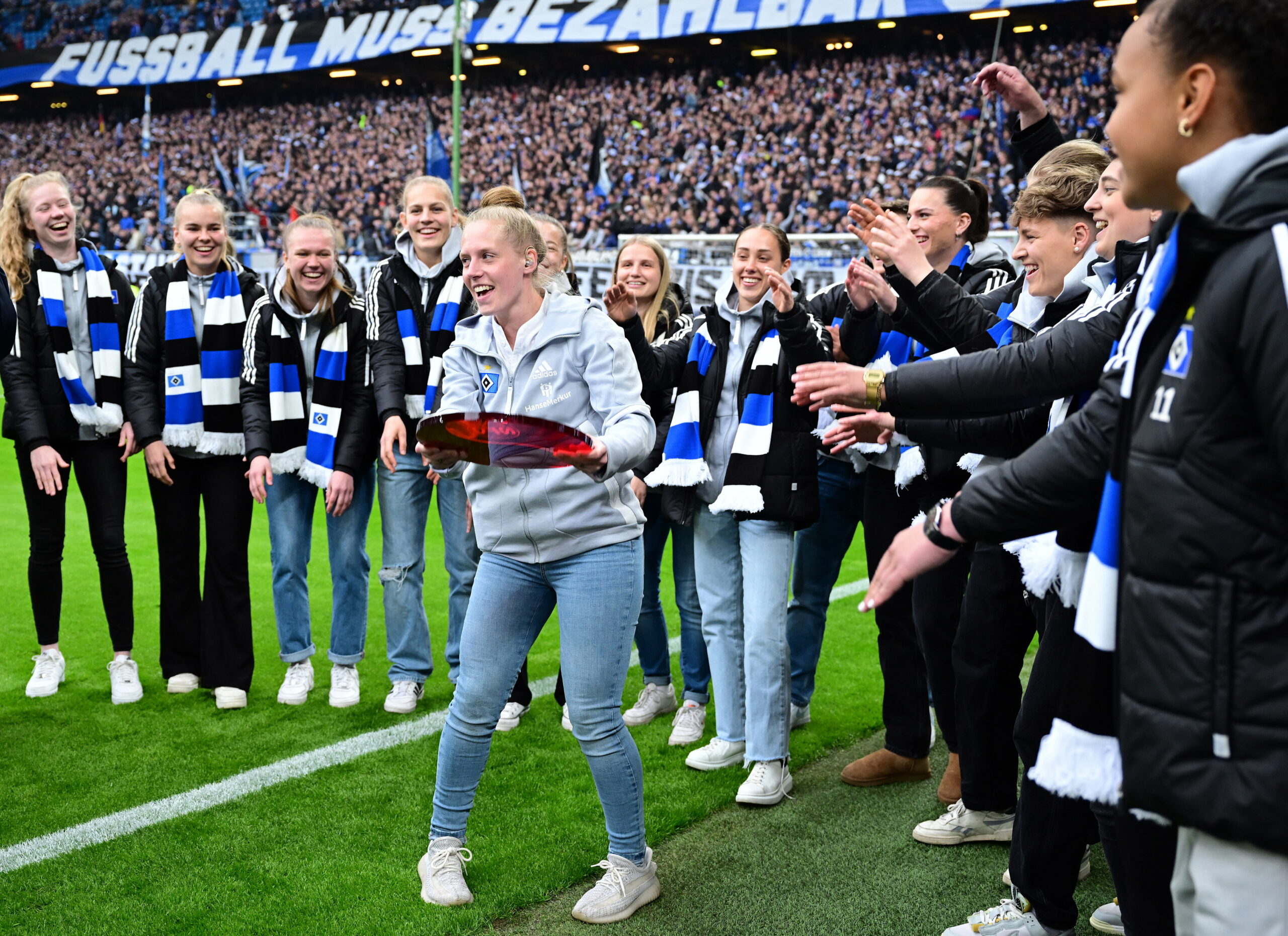 Die HSV-Frauen feiern im Volksparkstadion