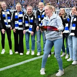 Die HSV-Frauen feiern im Volksparkstadion