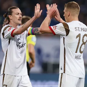 Jackson Irvine und Jakov Medic klatschen sich ab