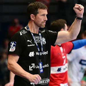 HSVH-Trainer Jansen ballt die Faust im Spiel gegen Wetzlar