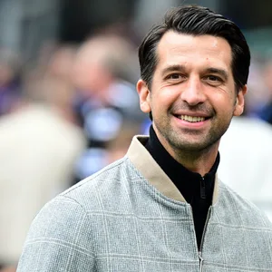 HSV-Vorstand Jonas Boldt lacht