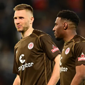 Karol Mets und Oladapo Afolayan nach einem Spiel des FC St. Pauli.