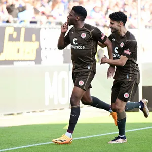Oladapo Afolayan und Elias Saad bejubeln ein St. Pauli-Tor in Kiel