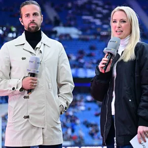 Moderatorin Ruth Hoffmann und TV-Experte Martin Harnik von Sport 1 im Volksparkstadion