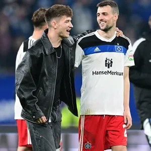 Noah Katterbach und Jonas Meffert umarmen sich