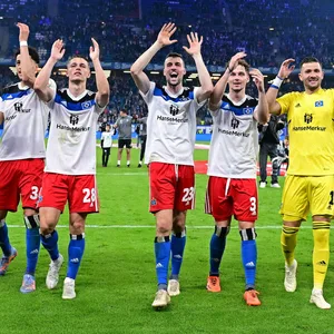 HSV-Profis jubeln nach dem Relegationsspiel im Volkspark