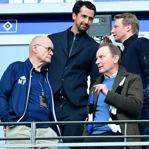 SV-Vorstand Jonas Boldt (2.v.l.) und die Aufsichtsräte Michael Papenfuß, Hans-Walter Peters und Markus Frömming (v.l.) im Gespräch
