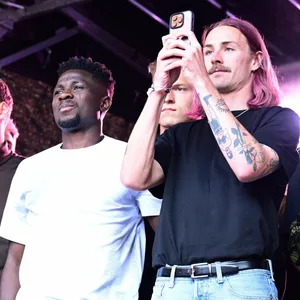 Afeez Aremu und Jackson Irvine bei der Saisonabschlussparty 2023