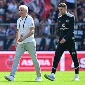 Andreas Bornemann und Fabian Hürzeler laufen übers Spielfeld