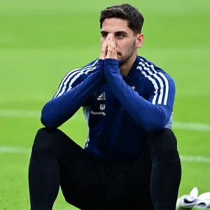 Ludovit Reis hält die Hände vors Gesicht