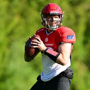 Preston Haire mit dem Football in der Hand