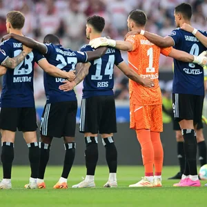 Die HSV-Spieler vor dem Anpfiff in Stuttgart