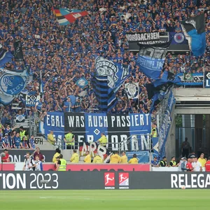 Der HSV und seine Fans – eine treu verschworene Gemeinschaft. Am Montagabend platzt der Volkspark wieder einmal aus allen Nähten. Für viele Fans bleibt daher nur der Gang in eine Kneipe.