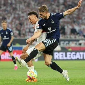 HSV-Verteidiger Miro Muheim im Zweikampf mit Enzo Millot vom VfB Stuttgart