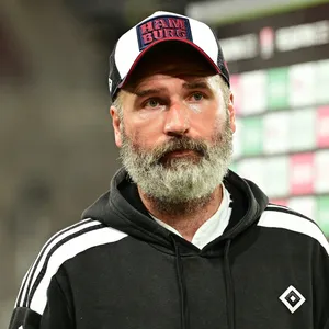 HSV-Trainer Tim Walter ist nachdenklich