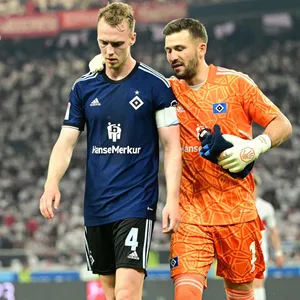 Sebastian Schonlau und Daniel Heuer Fernandes bei der Relegation in Stuttgart
